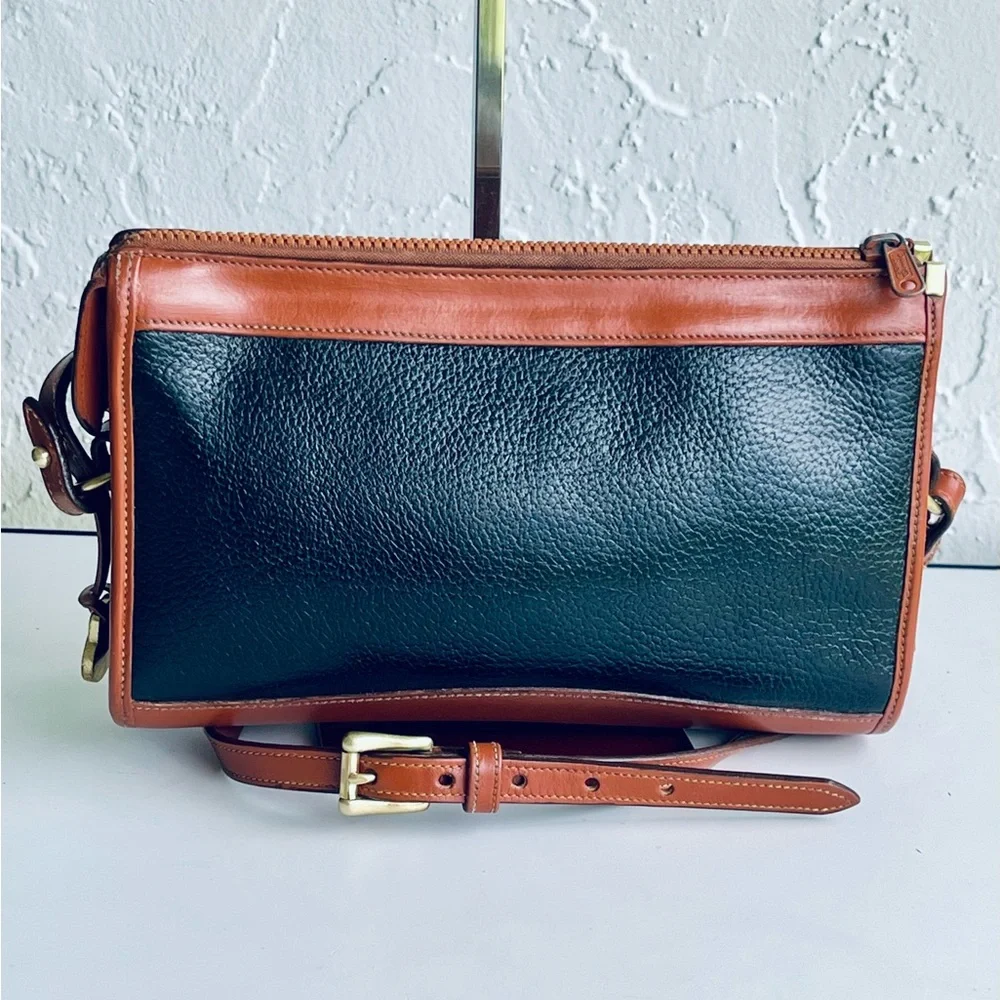 VINTAGE DOONEY & BOURKE BLACK TAN CLUTCH CROSSBODY BAG ADJUSTABLE STRAP - Picture 6 of 16